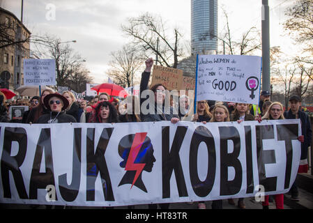 Wroclaw, Polen. 8. März 2017. Womens protestieren "Strajk Kobiet" auf Womans Day gegen die polnische Regierung PIS, am 08,03,2017 in Breslau, Polen Credit: Tomasz Trybus/Alamy Live News Stockfoto