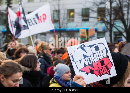 Wroclaw, Polen. 8. März 2017. Womens protestieren "Strajk Kobiet" auf Womans Day gegen die polnische Regierung PIS, am 08,03,2017 in Breslau, Polen Credit: Tomasz Trybus/Alamy Live News Stockfoto