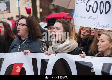 Wroclaw, Polen. 8. März 2017. Womens protestieren "Strajk Kobiet" auf Womans Day gegen die polnische Regierung PIS, am 08,03,2017 in Breslau, Polen Credit: Tomasz Trybus/Alamy Live News Stockfoto