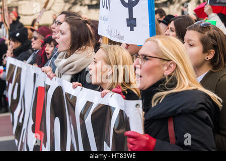 Wroclaw, Polen. 8. März 2017. Womens protestieren "Strajk Kobiet" auf Womans Day gegen die polnische Regierung PIS, am 08,03,2017 in Breslau, Polen Credit: Tomasz Trybus/Alamy Live News Stockfoto