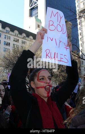 New York, USA - 8. März 2017 – teilgenommen Hunderte von New Yorkern an 'Tag ohne Frau' Protest und Rallye in Solidarität mit der Internationale Frauentag Streik. Mehrere Personen wurden außerhalb von Trump International Hotel and Tower in Manhattan Mittwochnachmittag festgenommen NYPD sagte, Frauen quer durch die Stadt marschiert. Unter den Festgenommenen war Organisator Linda Sarsour. Bildnachweis: © G. Ronald Lopez /DigiPixsAgain.US/Alamy Live-Nachrichten Stockfoto