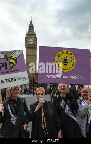 London, UK. 8. März 2017. Frauen-Protest gegen die staatliche Rente Ungleichheit in Parliament Square. Bildnachweis: Claire Doherty/Alamy Live News Stockfoto