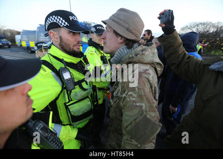 Fylde, Lancashire, UK. 8. März 2017. Eine Anti-Fracker und Polizist von Angesicht zu Angesicht bei einem Protest außerhalb des Caudrilla Geländes in Fylde, Lancashire, 8. März 2017 Credit: Barbara Koch/Alamy Live News Stockfoto