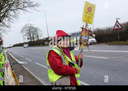 Fylde, Lancashire, UK. 8. März 2017. Ein Demonstrant gegen Fracking Stand mit einem Plakat in Fylde, Lancashire, 8. März 2017 Credit: Barbara Koch/Alamy Live News Stockfoto