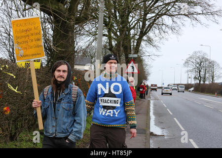 Fylde, Lancashire, UK. 8. März 2017. Eine Kämpferin trägt ein Hemd, das "Kein Fracking Way" liest, Fylde, Lancashire, 8. März 2017 Credit: Barbara Koch/Alamy Live News Stockfoto