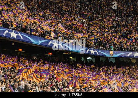 Barcelona, Katalonien, Spanien. 8. März 2017. Die Zuschauer Welle Fahnen vor der Champions League match zwischen FC Barcelona und Paris Saint-Germain im Camp Nou Stadion in Barcelona Credit: Matthias Oesterle/ZUMA Draht/Alamy Live News Stockfoto