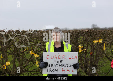 Fylde, Lancashire, UK. 8. März 2017. Eine Kämpferin mit einem Schild, das liest "Caudrilla die Nachbarn aus der Hölle", Fylde, Lancashire, 8. März 2017 Credit: Barbara Koch/Alamy Live News Stockfoto