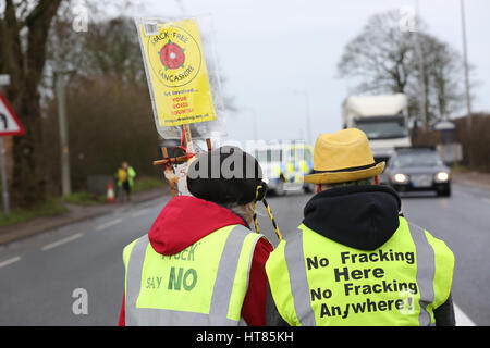 Fylde, Lancashire, UK. 8. März 2017. Anti-Frackers auf neue Preston Road, Fylde, Lancashire, 8. März 2017 Credit: Barbara Koch/Alamy Live News Stockfoto