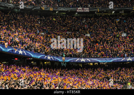 Barcelona, Katalonien, Spanien. 8. März 2017. Die Zuschauer Welle Fahnen vor der Champions League match zwischen FC Barcelona und Paris Saint-Germain im Camp Nou Stadion in Barcelona Credit: Matthias Oesterle/ZUMA Draht/Alamy Live News Stockfoto