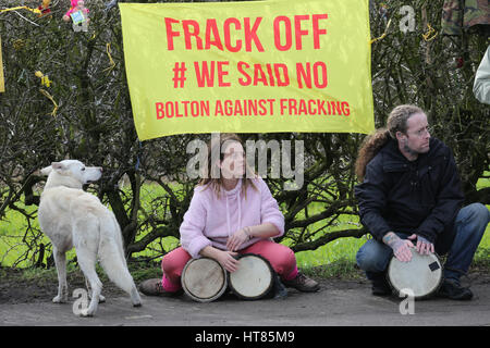 Fylde, Lancashire, UK. 8. März 2017. Anti-Frackers unter einem Zeichen, das liest "Frack Off wir sagten Nein", Fylde, Lancashire, 8. März 2017 Credit Schlagzeug Hämmern: Barbara Koch/Alamy Live News Stockfoto