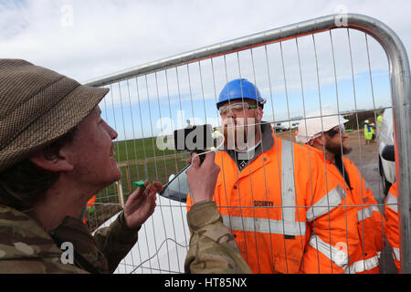 Fylde, Lancashire, UK. 8. März 2017. Ein anti-Fracking Demonstrant Dreharbeiten Sicherheit an der Caudrilla Stelle auf neue Preston Road, Fylde, Lancashire, 8. März 2017 Credit: Barbara Koch/Alamy Live News Stockfoto