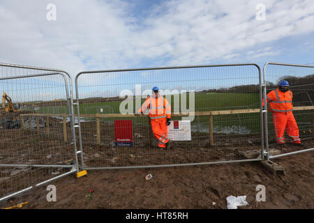 Fylde, Lancashire, UK. 8. März 2017. Sicherheitsleute an der Caudrilla Stelle auf neue Preston Road, Fylde, Lancashire, 8. März 2017 Credit: Barbara Koch/Alamy Live News Stockfoto