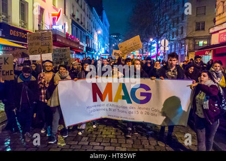 Paris, Frankreich. 8. März, Demonstration, internationaler Tag für Frauenrechte, große Menschenmenge, Marsch, internationaler Frauentag, Jugendaktivistin lgbt, junger Aktivismus, Frauen unterstützen Frauen, LGBTQ-Demonstrantin, 8. März Stockfoto