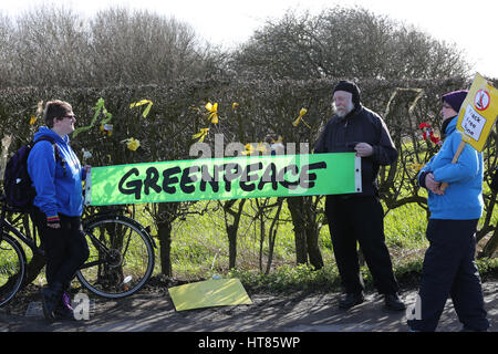 Fylde, Lancashire, UK. 8. März 2017. Anti-Frackers Stand mit einem Greenpeace-Banner auf neue Preston Road, Fylde, Lancashire, 8. März 2017 Credit: Barbara Koch/Alamy Live News Stockfoto