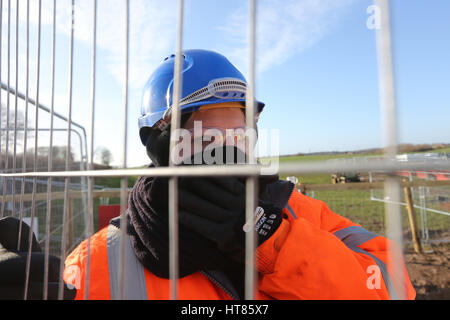 Fylde, Lancashire, UK. 8. März 2017. Ein weiblicher Wachmann hinter Fechten an der Caudrilla Stelle auf neue Preston Road, Fylde, Lancashire, 8. März 2017 Kredit: Barbara Koch/Alamy Live News Stockfoto