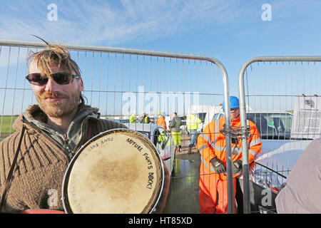 Fylde, Lancashire, UK. 8. März 2017. Ein anti-Fracking-Kämpferin, die mit einer Trommel mit den Worten "Natur Kämpfe zurück" geschrieben, Fylde, Lancashire, Stand 8. März 2017 Credit: Barbara Koch/Alamy Live News Stockfoto