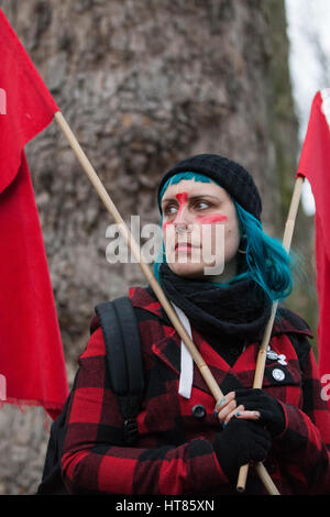 London, UK. 8. März 2017. Eine feministische Aktivistin aus vierte Welle Proteste außerhalb Downing Street am internationalen Frauentag auf aufmerksam die unverhältnismäßige Auswirkungen auf Frauen die Regierung weiter Programm von Sparmaßnahmen. Bildnachweis: Mark Kerrison/Alamy Live-Nachrichten Stockfoto