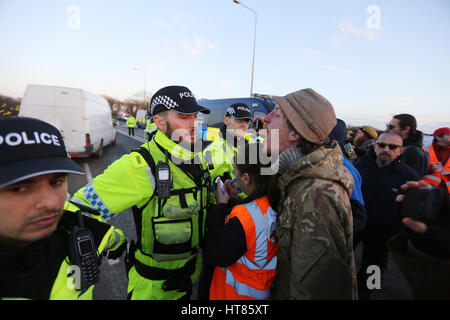 Fylde, Lancashire, UK. 8. März 2017. Ein juristische Beobachter stand zwischen Demonstranten und Polizisten während einer Protestaktion auf Preston Road, Fylde, Lancashire, 8. März 2017 Neukredite: Barbara Koch/Alamy Live News Stockfoto