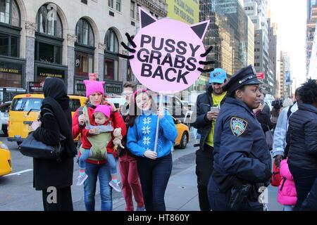 New York, USA. 8. März 2017. Hunderte von New Yorkern teilgenommen 'Tag ohne Frau' Protest und Rallye an Solidarität mit der Internationale Frauentag Streik. Mehrere Personen wurden außerhalb von Trump International Hotel and Tower in Manhattan Mittwochnachmittag festgenommen NYPD sagte, Frauen quer durch die Stadt marschiert. Unter den Festgenommenen war Organisator Linda Sarsour. Bildnachweis: 2017 G. Ronald Lopez/ZUMA Draht/Alamy Live-Nachrichten Stockfoto