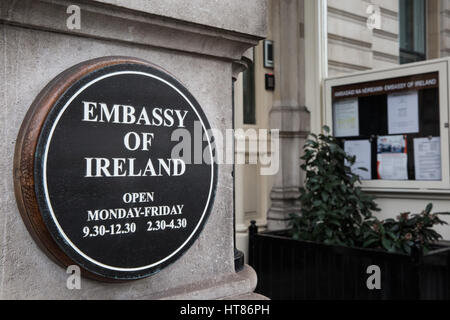 London, UK. 8. März 2017. Ein Zeichen außerhalb der irischen Botschaft in London. Bildnachweis: Mark Kerrison/Alamy Live-Nachrichten Stockfoto