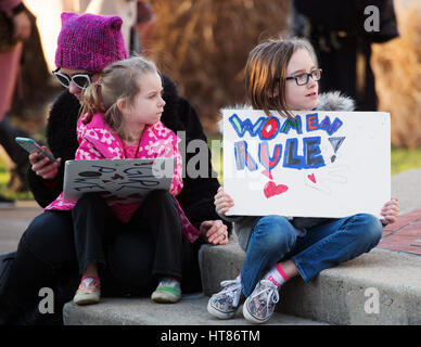 Columbus, USA. 8. März 2017. Junge Aktivisten zeigen ihre Unterstützung für die Rechte der Frauen bei der internationalen Frauen Tag Rallye am Goodale Park Columbus, Ohio, USA. Bildnachweis: Brent Clark/Alamy Live-Nachrichten Stockfoto