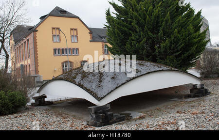 Wiesbaden, Deutschland. 22. Februar 2017. Auf Dem Werksgelände der Firma Dyckerhoff in Wiesbaden (Hessen) Steht bin 22.02.2017 Eine Etwa 50 qm Große Betonkuppel von 1931 Auf Holzsockeln. Sterben Sie 86 Jahre Alte «Dywidag-Versuchsschale» Mit Historischer Bedeutung Söll ins Rechte Licht Gerückt Undl Denkmal Werden. (Zu Dpa «Kleine Betonkuppel Mit großer Historie: Neue Ideen Für Denkmal» Vom 09.03.2017) Foto: Susann Prautsch/Dpa/Dpa/Alamy Live News Stockfoto