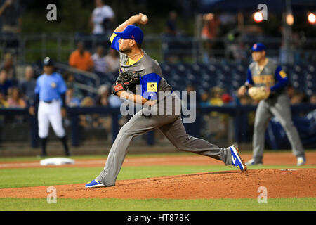 Port Charlotte, Florida, USA. 8. März 2017. WILL VRAGOVIC | Times.Team Kolumbien ab Krug Yohan Pino (45) wirft im ersten Inning des Spiels zwischen der kolumbianischen Nationalmannschaft und die Tampa Bay Rays an Charlotte Sportpark in Port Charlotte, Florida auf Mittwoch, 8. März 2017. Bildnachweis: Willen Vragovic/Tampa Bay Times / ZUMA Draht/Alamy Live News Stockfoto