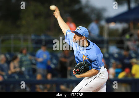 Port Charlotte, Florida, USA. 8. März 2017. WILL VRAGOVIC | Times.Tampa Bay Strahlen Entlastung Krug Chase Whitley (47) wirft im ersten Inning des Spiels zwischen der kolumbianischen Nationalmannschaft und die Tampa Bay Rays an Charlotte Sportpark in Port Charlotte, Florida auf Mittwoch, 8. März 2017. Bildnachweis: Willen Vragovic/Tampa Bay Times / ZUMA Draht/Alamy Live News Stockfoto