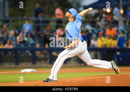 Port Charlotte, Florida, USA. 8. März 2017. WILL VRAGOVIC | Times.Tampa Bay Strahlen Entlastung Krug Chase Whitley (47) wirft im ersten Inning des Spiels zwischen der kolumbianischen Nationalmannschaft und die Tampa Bay Rays an Charlotte Sportpark in Port Charlotte, Florida auf Mittwoch, 8. März 2017. Bildnachweis: Willen Vragovic/Tampa Bay Times / ZUMA Draht/Alamy Live News Stockfoto