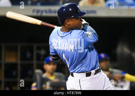 Port Charlotte, Florida, USA. 8. März 2017. WILL VRAGOVIC | Times.Tampa Bay Strahlen Shortstop Tim Beckham (1) verdoppelt im ersten Inning des Spiels zwischen der kolumbianischen Nationalmannschaft und die Tampa Bay Rays an Charlotte Sportpark in Port Charlotte, Florida auf Mittwoch, 8. März 2017. Bildnachweis: Willen Vragovic/Tampa Bay Times / ZUMA Draht/Alamy Live News Stockfoto