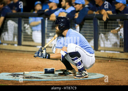 Port Charlotte, Florida, USA. 8. März 2017. WILL VRAGOVIC | Times.Tampa Bay Strahlen dritte Baseman Evan Longoria (3) auf dem Deck im vierten Inning des Spiels zwischen der kolumbianischen Nationalmannschaft und die Tampa Bay Rays an Charlotte Sportpark in Port Charlotte, Florida auf Mittwoch, 8. März 2017. Bildnachweis: Willen Vragovic/Tampa Bay Times / ZUMA Draht/Alamy Live News Stockfoto