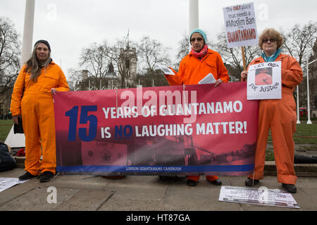 London, UK. 8. März 2017. Aktivisten aus Guantanamo Gerechtigkeit Kampagne Protest in Parliament Square, die Schließung des amerikanischen Gefangenenlager in Guantanamo Bay zu fordern. Bildnachweis: Mark Kerrison/Alamy Live-Nachrichten Stockfoto