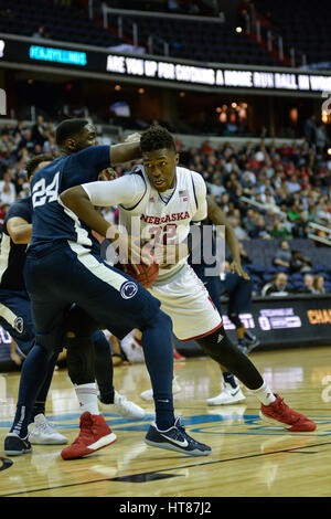 Washington, DC, USA. 8. März 2017. JORDY TSHIMANGA (32) Gebühren in MIKE WATKINS (24) in der ersten Runde Spiel im Verizon Center in Washington, D.C. statt. Bildnachweis: Amy Sanderson/ZUMA Draht/Alamy Live-Nachrichten Stockfoto