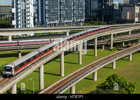 Blick auf moderne Züge, die auf Eisenbahngleisen fahren, in Jurong East, Singapur Stockfoto