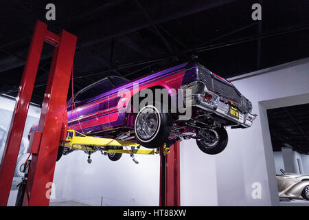 Los Angeles, CA, USA — 4. März 2017: lila und rosa 1964 Chevrolet Impala genannt Sünde Sünde bei Petersen Automotive Museum in Los Angeles, Motor Stockfoto