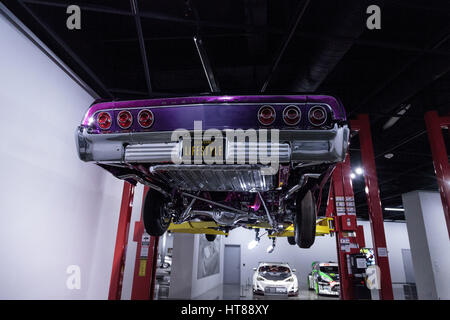 Los Angeles, CA, USA — 4. März 2017: lila und rosa 1964 Chevrolet Impala genannt Sünde Sünde bei Petersen Automotive Museum in Los Angeles, Motor Stockfoto