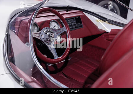 Los Angeles, CA, USA - 4. März 2017: White 1999 Mach 5 Speed Racer Prototyp bei Petersen Automotive Museum in Los Angeles, Kalifornien, Vereinigte Sta Stockfoto