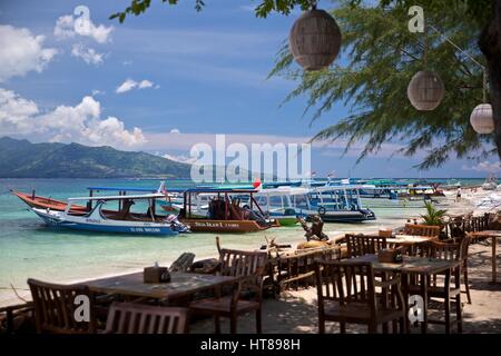 Traditionelle Fischerboote am Strand von Gili Island Stockfoto