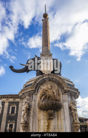 18. Jahrhundert Elefant-Brunnen (Fontana dell'Elefante auch genannt u Liotru) am Domplatz (Piazza del Duomo), Symbol von Catania, Sizilien, Italien Stockfoto