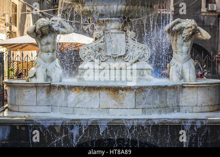 Details zu Amenano-Brunnen (Fontana Dell Amenano) neben Domplatz (Piazza del Duomo) in der Stadt Catania auf der Ostseite der Insel Sizilien, Ital Stockfoto