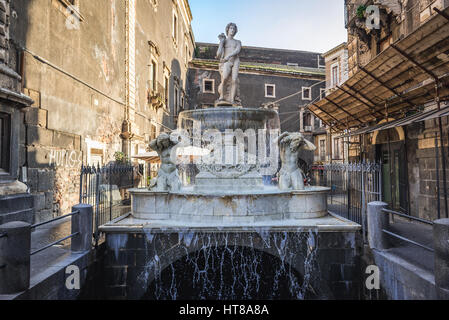 Amenano-Brunnen (Fontana Dell Amenano) neben Domplatz (Piazza del Duomo) in der Stadt Catania auf der Ostseite der Insel Sizilien, Italien Stockfoto