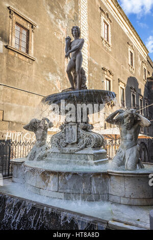 Amenano-Brunnen (Fontana Dell Amenano) neben Domplatz (Piazza del Duomo) in der Stadt Catania auf der Ostseite der Insel Sizilien, Italien Stockfoto