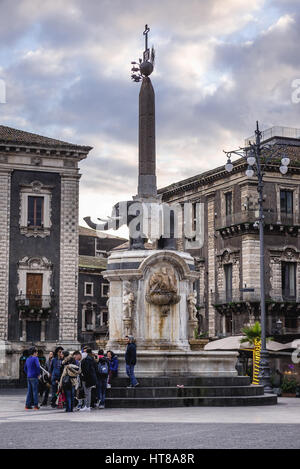 Elefantenbrunnen (Fontana dell'Elefante auch genannt u Liotru) am Domplatz (Piazza del Duomo), Symbol von Catania, Sizilien-Insel, Italien Stockfoto