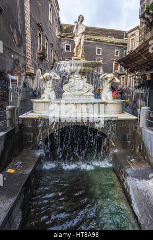 Amenano-Brunnen (Fontana Dell Amenano) neben Domplatz (Piazza del Duomo) in der Stadt Catania auf der Ostseite der Insel Sizilien, Italien Stockfoto