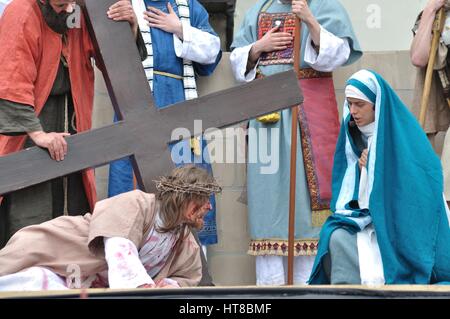 Jesus trifft Veronica auf dem Weg zu seiner Kreuzigung, während das Straßentheater Geheimnis der Passion. Stockfoto