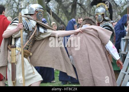 Schauspieler reenacting die Kreuzigung von Jesus Christus, während die Straßentheater Geheimnis der Passion. Stockfoto