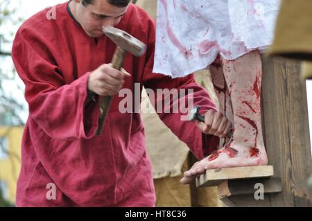 Schauspieler reenacting die Kreuzigung von Jesus Christus, während die Straßentheater Geheimnis der Passion. Stockfoto