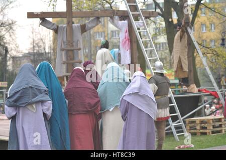 Schauspieler reenacting die Kreuzigung von Jesus Christus, während die Straßentheater Geheimnis der Passion. Stockfoto