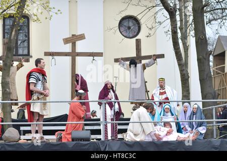 Schauspieler reenacting die Entfernen eines Körpers von Jesus Christus vom Kreuz, während das Straßentheater Geheimnis der Passion. Stockfoto