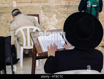 Ein Ultra-orthodoxer jüdischen Mann betet an der Klagemauer, die heiligste Stätte des Judentums Stockfoto